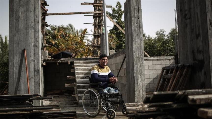 غزّاوي يتحدى الإعاقة ويشرف على عمال البناء بكرسي متحرك