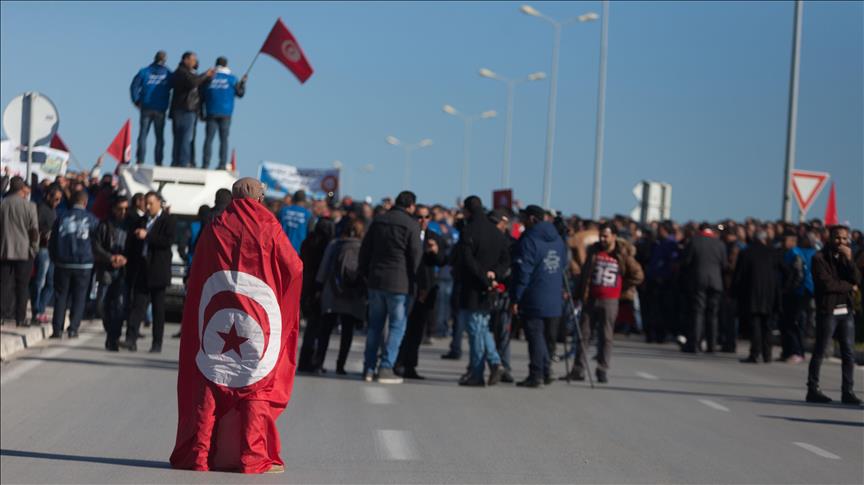 تراجع الدينار التونسي يثير مخاوف تكرار تجربة مصر مع "التعويم" 