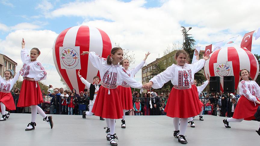 Konuk çocuklardan Nevşehir'de dans gösterisi