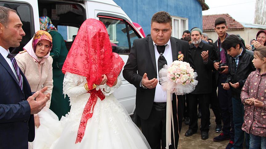 Asırlık geleneklerle dünyaevine girdiler