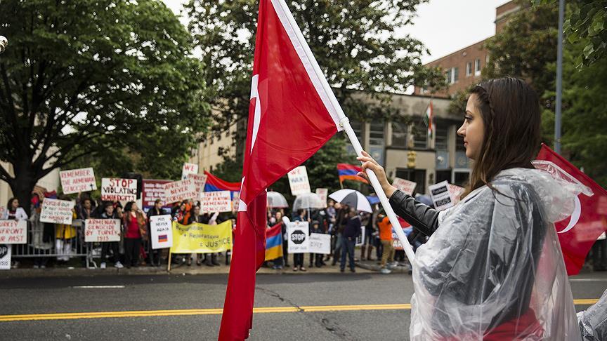 Washington'da Türkler ve Ermeniler karşılıklı gösteri düzenledi
