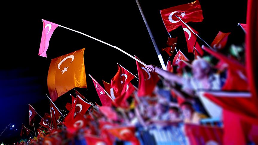 Demokrasi nöbetlerinde gizlenerek fotoğraf çekmiş