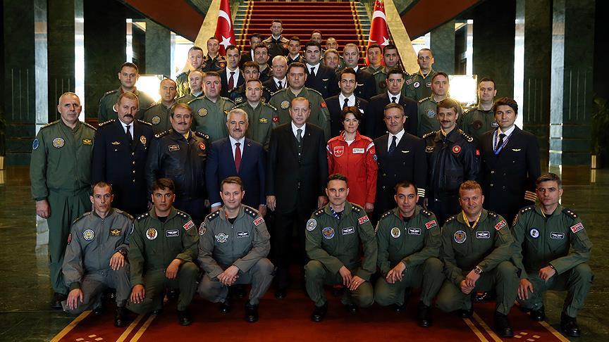 Президент Турции принял группу пилотов