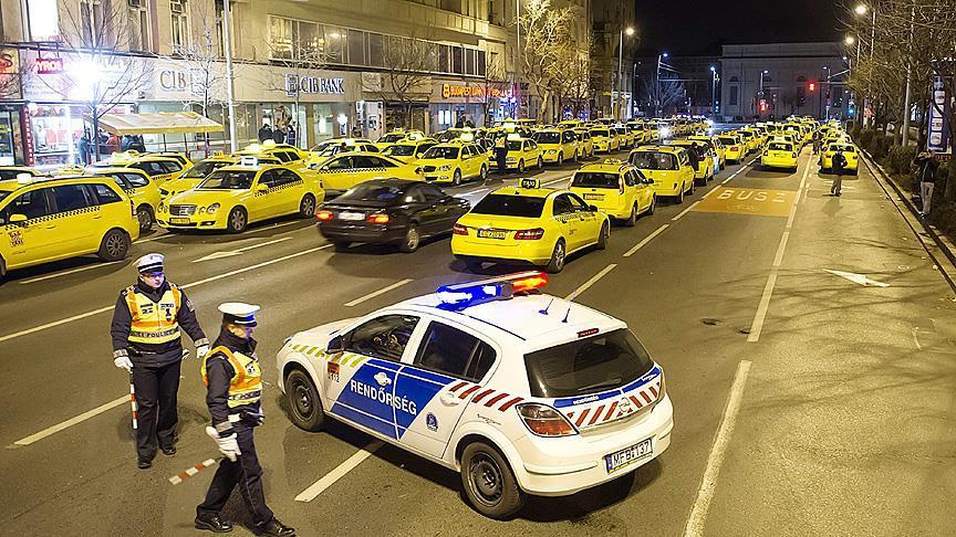 Rumani, qindra taksi dhe autobusë para Qeverisë