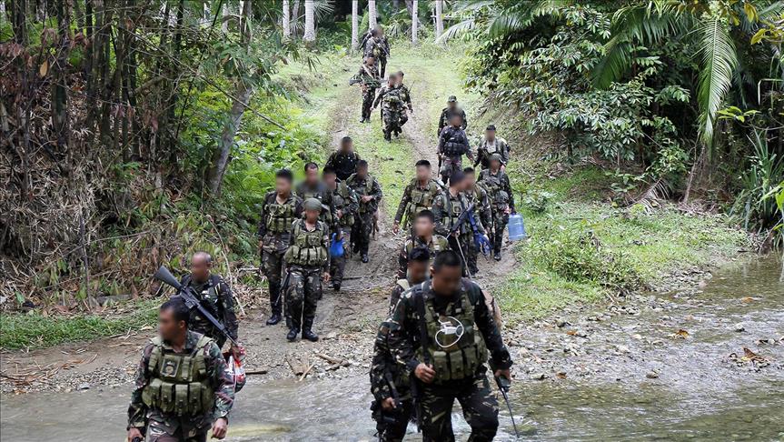 Phillipines: Communist rebel surrenders to troops