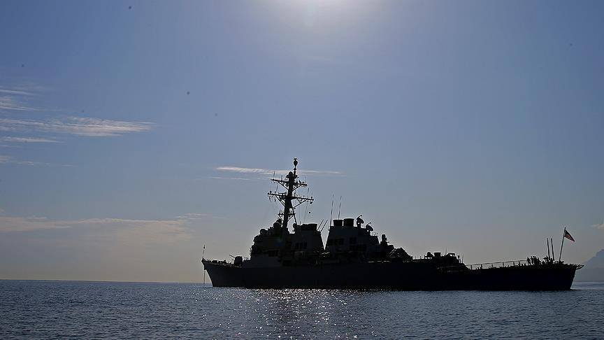 مدمرة أمريكية تطلق تحذيرات لسفينة إيرانية في الخليج 