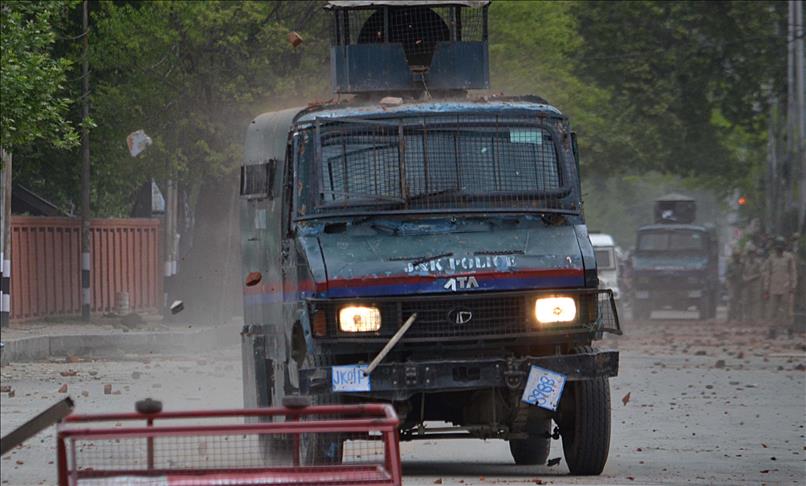 Stone-throwing Kashmiri girls defy Indian armed forces