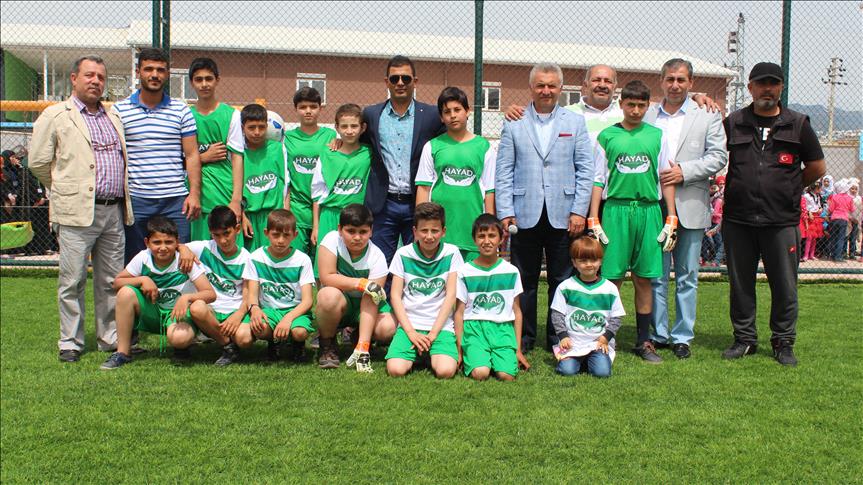 Turquie: Le footballeur Mehmet Topal offre un terrain synthétique aux enfants syriens