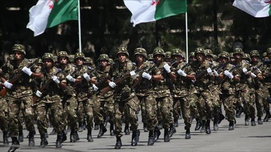 الجيش الجزائري يكثف مناوراته على الحدود مع ليبيا 