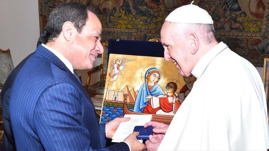 السيسي وبابا الفاتيكان يتبادلان تذكارات "العائلة المقدسة" في مصر 