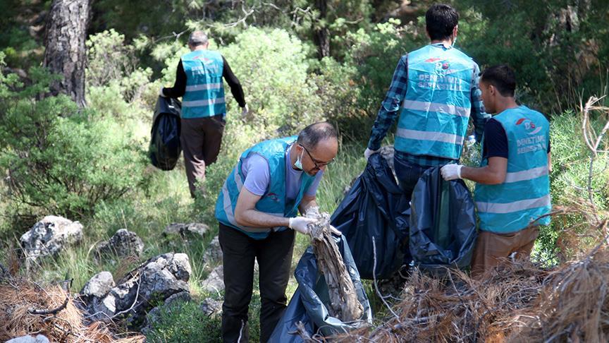 Fethiye'de hükümlüler çevre temizliği yaptı