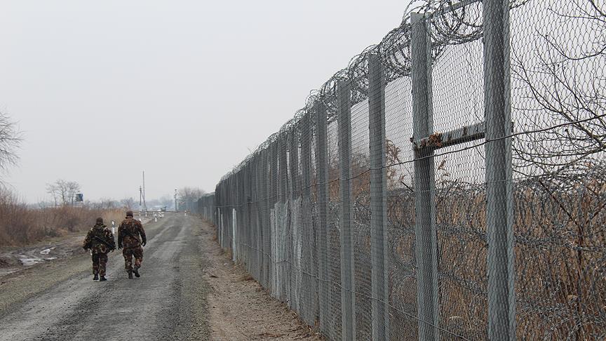 Macaristan Sırbistan sınırına ikinci tel örgüyü çekti