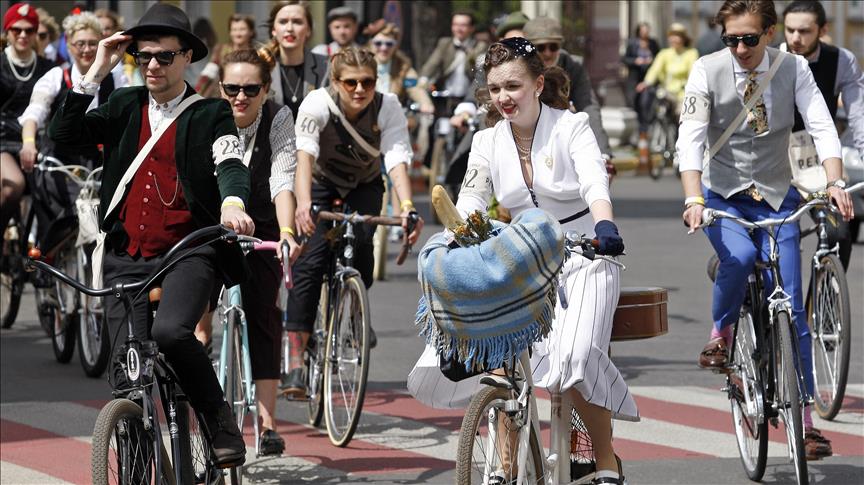 Ukrajina: Biciklistička vožnja građana obučenih u retro stilu
