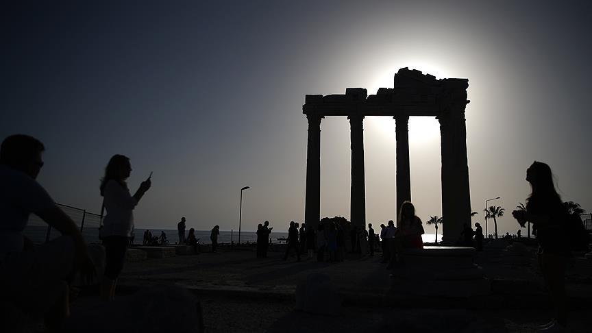 Apollon Tapınağı turistlerin ilgisini çekiyor