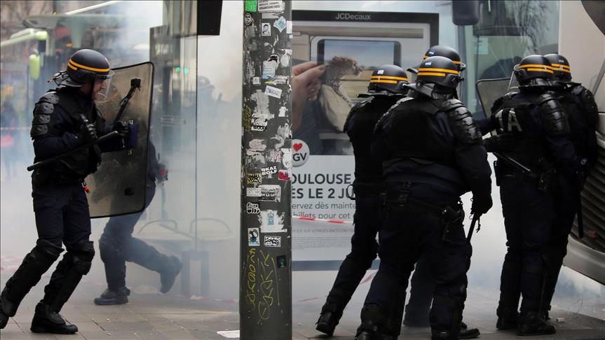 6 French police officers injured in May Day rallies