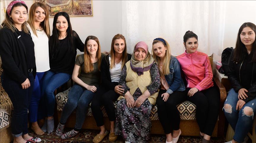 Yaşlılar ile 'Gönül bağı' kuruyorlar