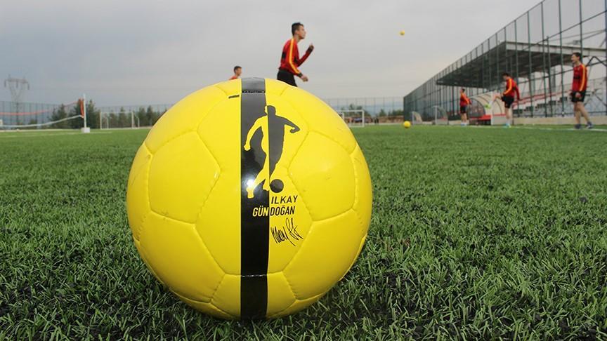 Football: Le joueur de M.City, Ilkay Gundogan, soutient les clubs amateurs de Balikesir 