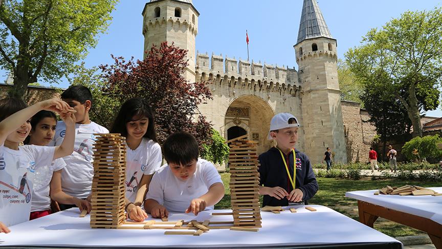 Çocuklar Topkapı Sarayı'nın bahçesinde oyun oynadı