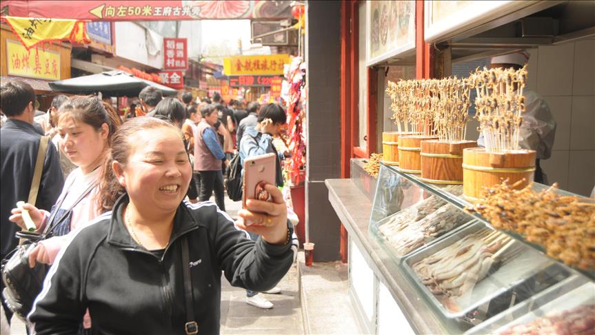 Pekin'de 'böcek kebap' restoranları turistlerin ilgi odağı