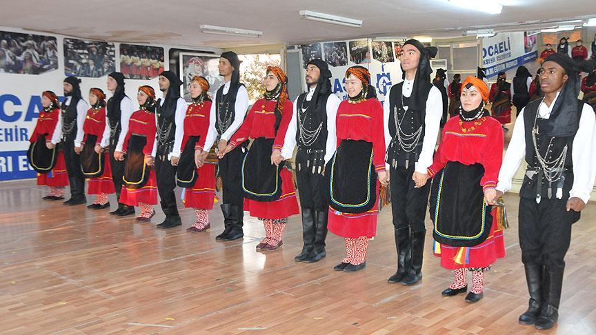 yabanci ogrenciler halk oyunu ekibi