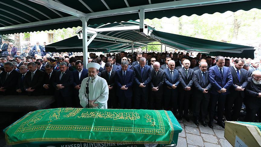 أردوغان يصلي الجنازة على والد عبد الله غُل"