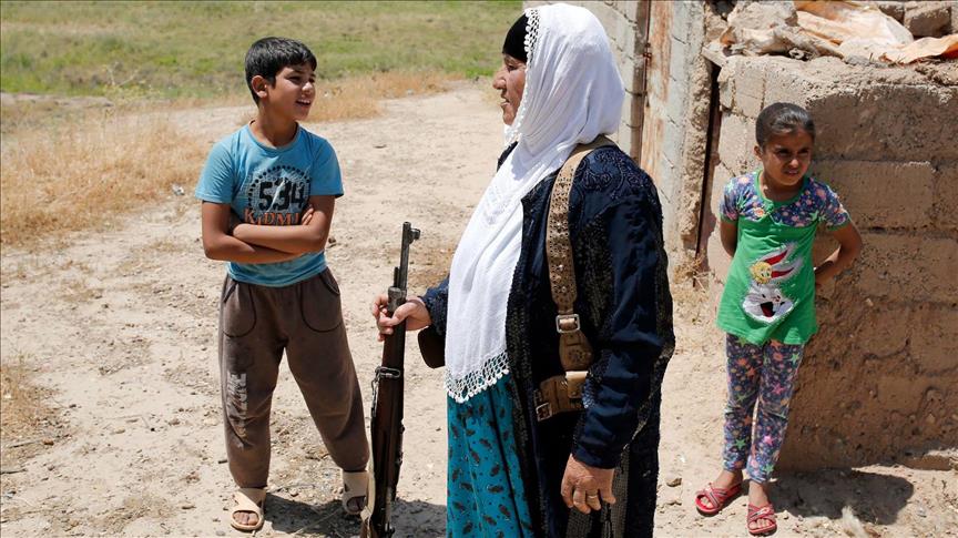 نساء ورجال عراقيون يتنابون لحراسة قريتهم من مسلحي داعش   