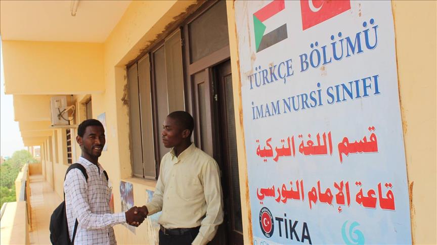 الطلبة السودانيون يقبلون على تعلم اللغة التركية