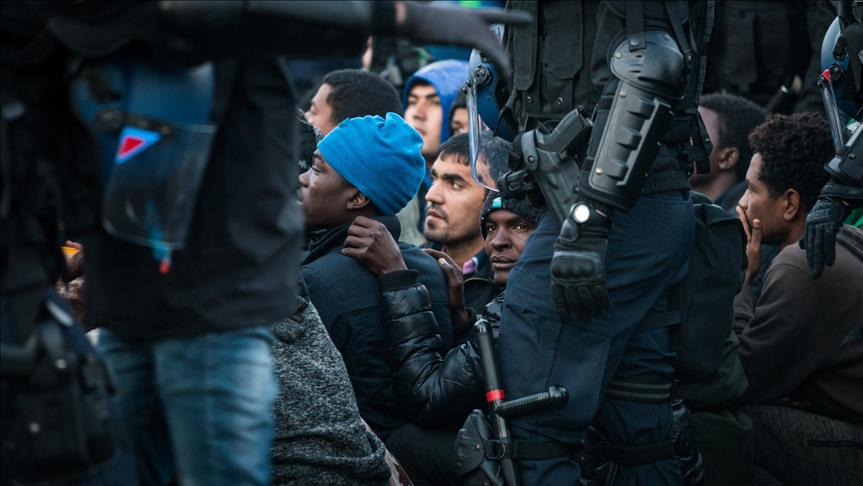 Paris police clear hundreds from makeshift refugee camp