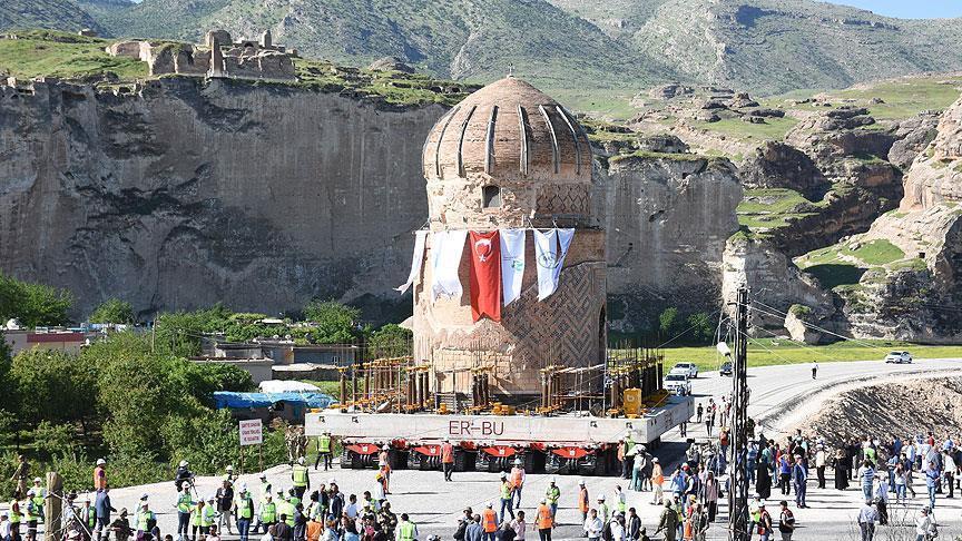 В Турции передвигают древний мавзолей