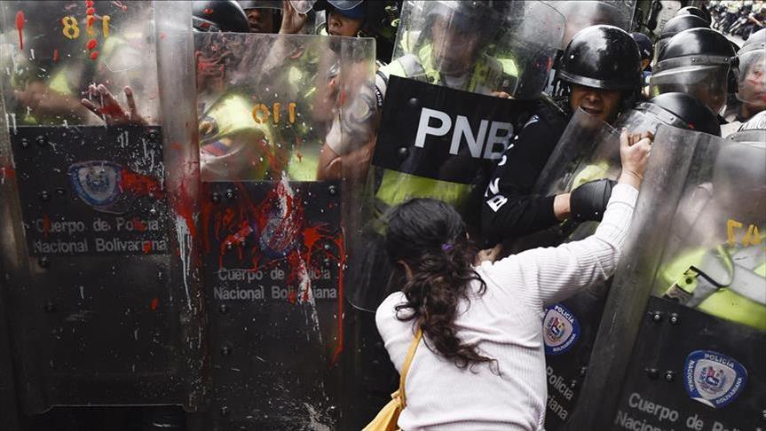 Продолжуваат протестите во Каракас, судири меѓу демонстрантите и полицијата