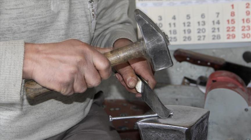 Ürettikleri Sivas bıçağı, çiviyi kesiyor