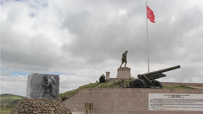 Kocatepe'ye yaptırılan 'Mehmetçik' anıtı açıldı