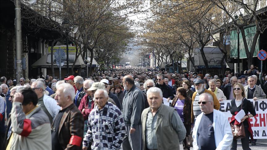 Greeks march on eve of controversial bill vote