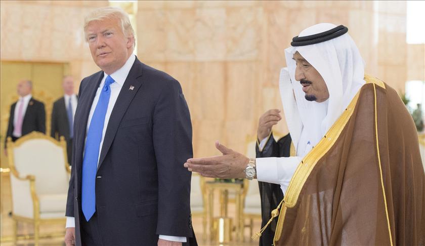 العاهل السعودي يشرح لترامب تقاليد تناول القهوة العربية