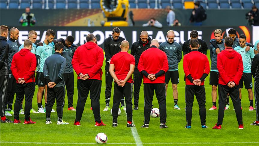 Fudbaleri Ajaxa održali minutu šutnje za žrtve terorističkog napada u Manchesteru