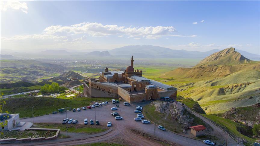 استقبال بینظیر گردشگران از کاخ اسحاق پاشا در ترکیه