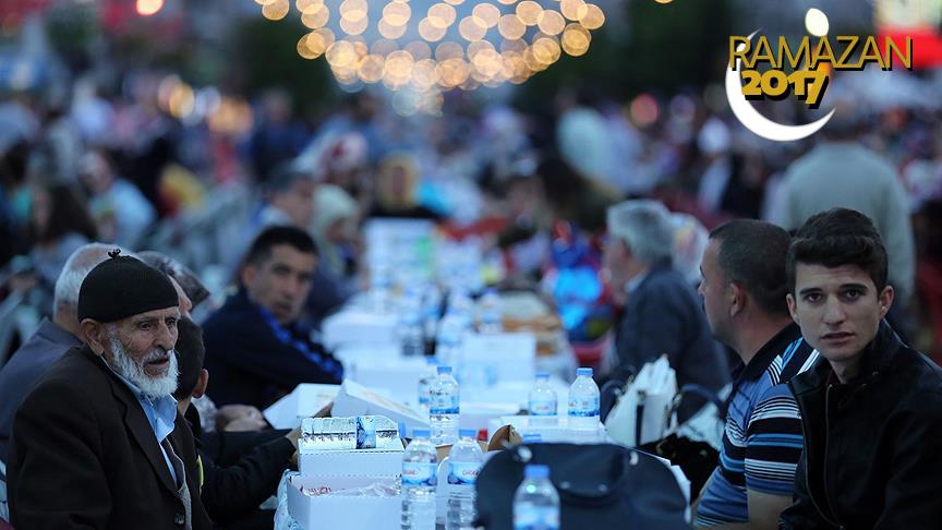 İftar sofrasına en erken Hakkarililer, en geç Edirneliler oturacak 