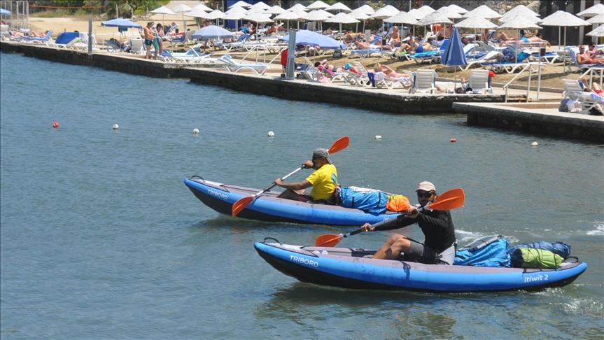 Kanoyla Antalya'dan yola çıkan 2 arkadaş Kuşadası'nda 