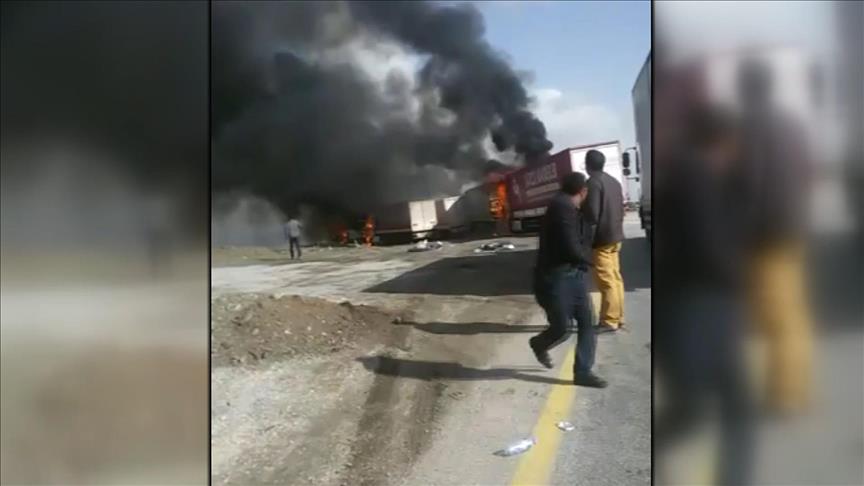 Ağrı'da yol kesen teröristler araç yaktı 