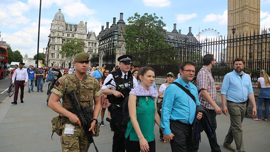 Londra'da önemli binaları askerler koruyacak