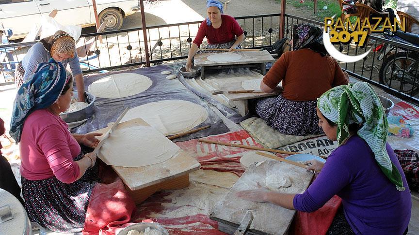 Ramazan yufkası Çukurova'da imeceyle hazırlanıyor