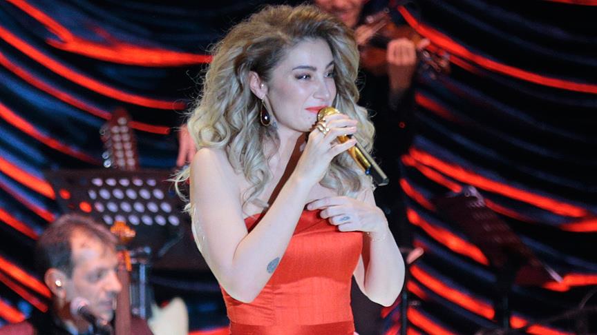 Şarkıcı Sıla Gençoğlu'nu rahatsız eden hayranına hapis cezası