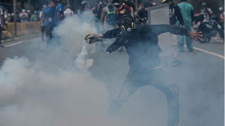 Венецуела: 20-годишен демонстрант загина во антивладините протести