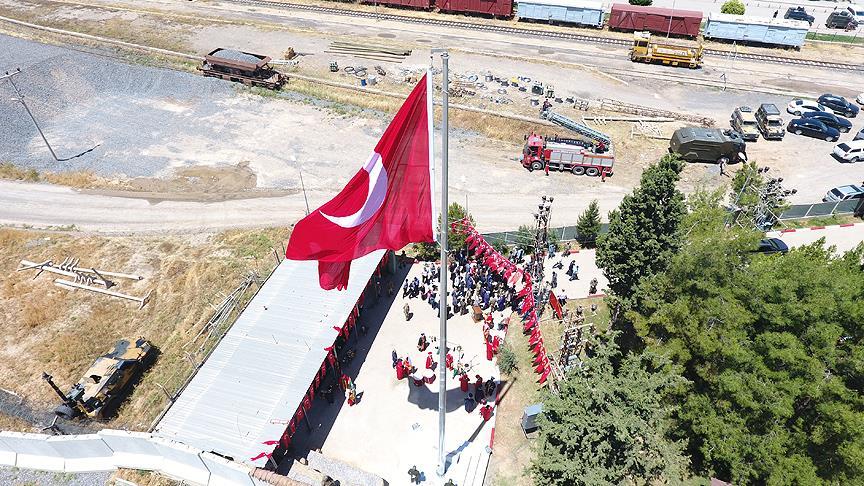 Ceylanpınar'da Suriye sınırına dev Türk bayrağı