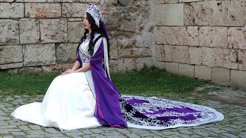 62 bin inci kullanarak kaftan hazırladılar