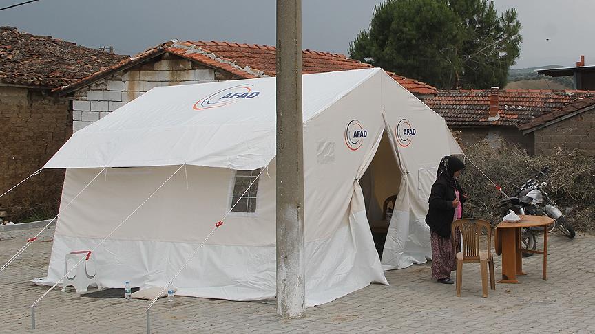 Manisa'da 32 aile için çadır kuruldu
