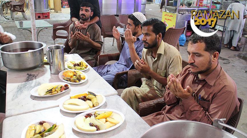 الباكستانيون يعيشون فرحة إفطار أول أيام رمضان