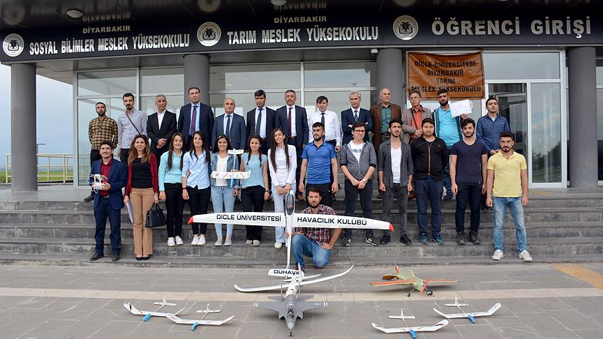 İşitme engelli öğrencilerin model uçak yapma sevinci