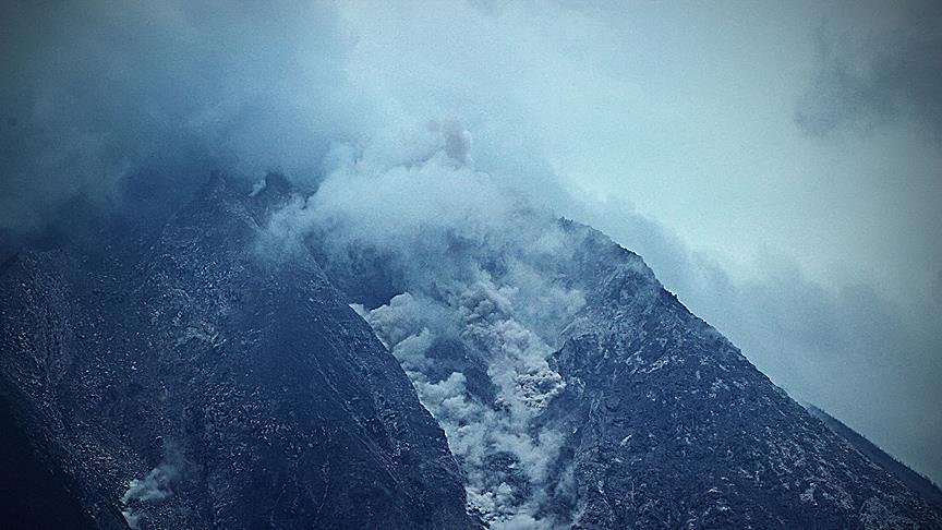 Вулканот Богослоф во Алјаска повторно еруптираше