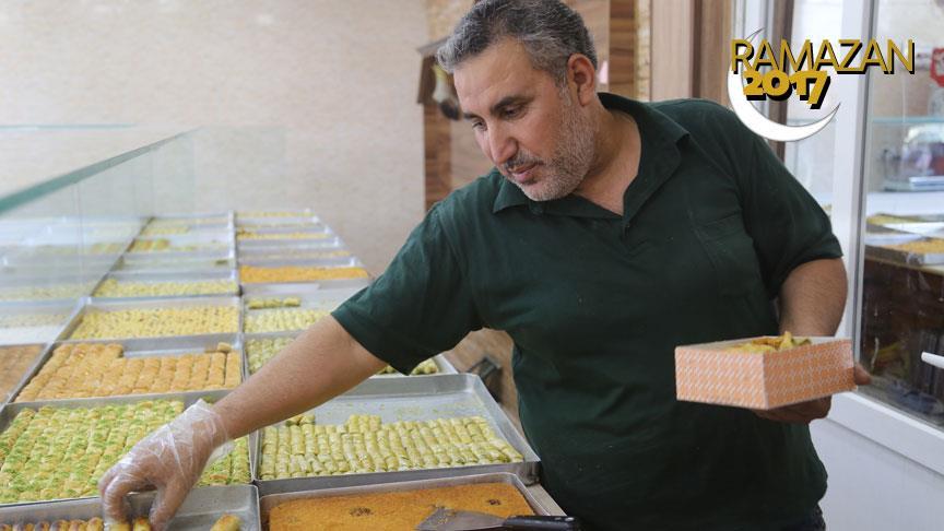 Suriyeli aile Halep tatlısını Halepçelilere tanıtıyor 